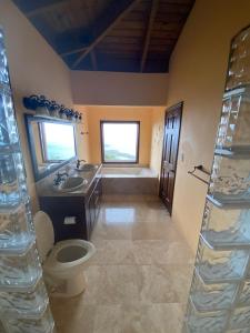ein Bad mit einem WC und einem Waschbecken in der Unterkunft Private Oasis with Incredible Views in Nazareth
