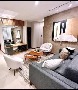 a living room with a couch and chairs and a table at Santa Cruz de La Sierra - 3 Pago con Qr bedroom luxury apartment in Santa Cruz de la Sierra