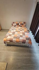 Uma cama ou camas num quarto em Sariyu space
