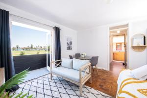 uma sala de estar com um sofá e uma grande janela em Central Perth Loft River Views em Perth