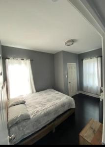 Gallery image of Oshawa Downtown, 2 Bed rooms house fully furnished in Oshawa +3 photos