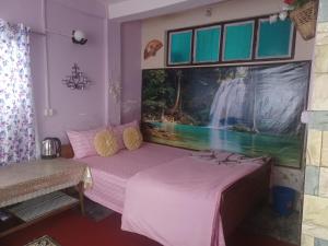 twee bedden in een kamer met een raam bij Moktan Home Stay 4 in Kalimpong +7 foto's