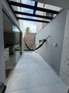 納塔爾的住宿－Casa de alto padrão，墙上带吊床的走廊