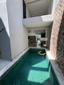 einem Pool mit gelbem Schlauch in einem Gebäude in der Unterkunft Casa de alto padrão in Natal