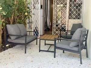 Predel za sedenje v nastanitvi Studio cosy avec jardinet