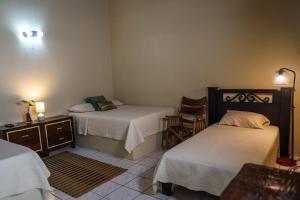 Postel nebo postele na pokoji v ubytování Hotel y Cabinas del Trópico