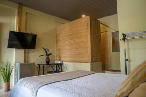 Postel nebo postele na pokoji v ubytování Hotel y Cabinas del Trópico