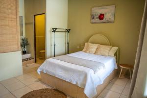 Postel nebo postele na pokoji v ubytování Hotel y Cabinas del Trópico