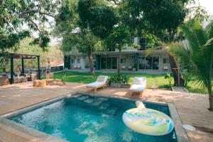 una piscina con un tiburón inflable en un patio en El Xalli, en El Zonte