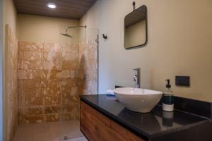 Koupelna v ubytování Hotel y Cabinas del Trópico