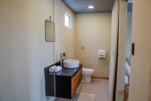 Een badkamer bij Hotel y Cabinas del Trópico