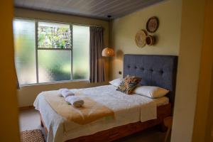 Een bed of bedden in een kamer bij Hotel y Cabinas del Trópico