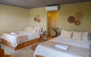 Postel nebo postele na pokoji v ubytování Hotel y Cabinas del Trópico