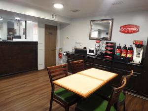 Kuchyň nebo kuchyňský kout v ubytování The Residency Inn