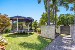Giardino di Amazing Canal House with Private Jetty, Gym & Pool