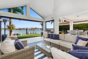 Area soggiorno di Amazing Canal House with Private Jetty, Gym & Pool