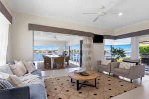 Area soggiorno di Amazing Canal House with Private Jetty, Gym & Pool