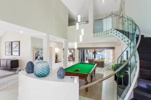 Area soggiorno di Amazing Canal House with Private Jetty, Gym & Pool