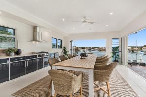 Balcone o terrazza di Amazing Canal House with Private Jetty, Gym & Pool
