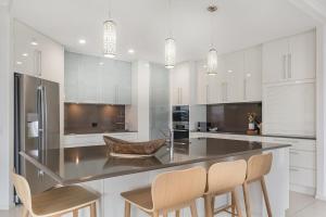 Cucina o angolo cottura di Amazing Canal House with Private Jetty, Gym & Pool