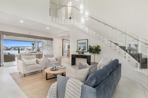 Area soggiorno di Amazing Canal House with Private Jetty, Gym & Pool
