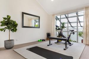 Palestra o centro fitness di Amazing Canal House with Private Jetty, Gym & Pool