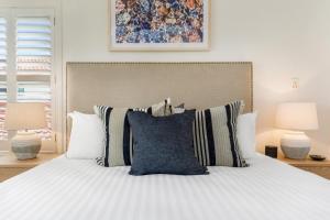 Letto o letti in una camera di Amazing Canal House with Private Jetty, Gym & Pool