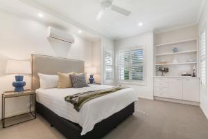 Letto o letti in una camera di Amazing Canal House with Private Jetty, Gym & Pool