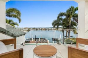 Balcone o terrazza di Amazing Canal House with Private Jetty, Gym & Pool