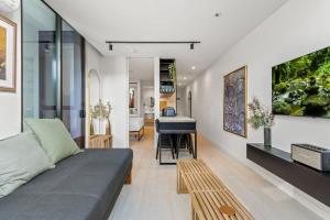 墨爾本的住宿－MadeComfy Inner City Designer 2-Bed Apartment，带沙发和书桌的客厅