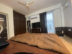 贾姆穆Luxurious Penthouse With a Mountain View的带床和吊扇的卧室