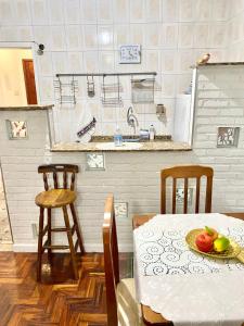 una cocina con una mesa con un plato de fruta. en Apartamento Teresópolis - Centro en Teresópolis