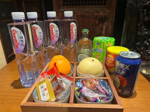a wooden table with a box of food and drinks at 北京悦明元星空白塔景观四合院民宿 in Beijing