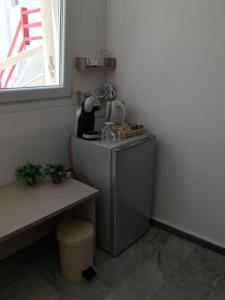 cocina con encimera y cafetera en Ioanna's House en Mykonos