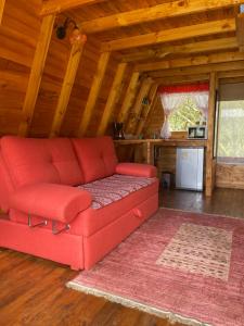 a red couch sitting in a living room at Mirador Valeisa in Guatavita