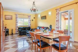 comedor y sala de estar con mesa y sillas en Villa Raquel, en Pollensa