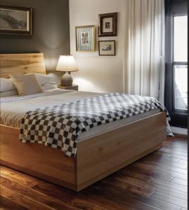 1 dormitorio con 1 cama con manta a cuadros en Auberge Saint-Mathieu, en Saint-Mathieu-du-Parc