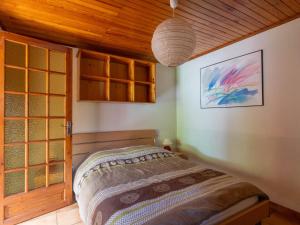 a bedroom with a bed in a room with wooden ceilings at Maison confort 4 pers. proche lac et océan, jardin, WiFi, à Mimizan - FR-1-50-135 in Mimizan
