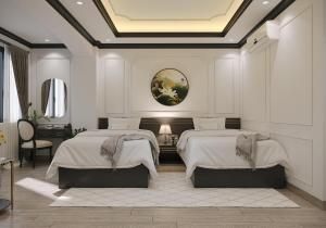 een slaapkamer met 2 bedden, een bureau en een plafond bij Milestone SaiGon in Ho Chi Minh-stad