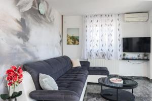 a living room with a blue couch and a table at Family harmony in Plano