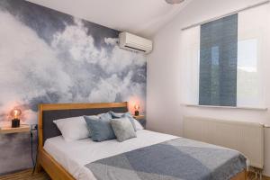 a bedroom with a bed with a painting on the wall at Family harmony in Plano +41 photos