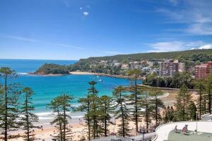 uma vista para a praia e para o oceano em Stunning Ocean Views With Manly At Your Doorstep em Sydney
