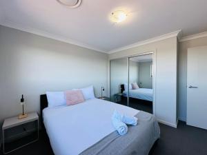 Postel nebo postele na pokoji v ubytování JC House - 4 Br, AC & Wi-Fi Close Coles & Train