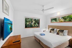 Un televizor și/sau centru de divertisment la Heliconia Grove 9 - 2 bedroom - on Hamilton Island by HIHA