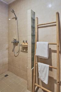 a bathroom with a shower and a shower at Attara Hills Sunset Villa Senggigi in Senggigi 