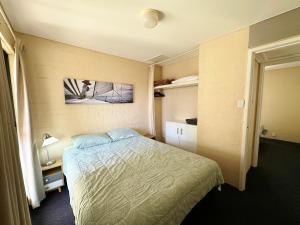 Ένα ή περισσότερα κρεβάτια σε δωμάτιο στο Riverview Holiday Apartment 17 - Kalbarri WA