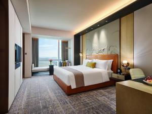 Ein Bett oder Betten in einem Zimmer der Unterkunft InterContinental Zhuhai by IHG