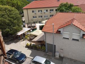 Eine Draufsicht auf ein Gebäude mit auf einem Parkplatz geparkten Autos. in der Unterkunft Jasna1 in Knin