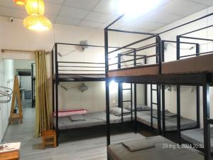 Giường tầng trong phòng chung tại Yến Linh - Hostel & Motorbikes Rental