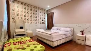Postel nebo postele na pokoji v ubytování Vimala Hills Villa & Resort Megamendung Puncak + 29 fotografií
